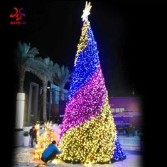 Suuri ulkona jättiläinen joulukuusi